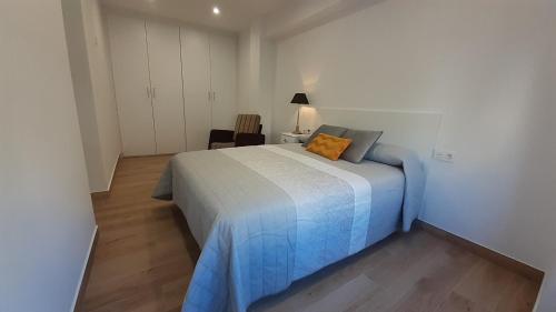 a bedroom with a large bed with a blue blanket at Apartamento Salamanca by Cloe in Salamanca