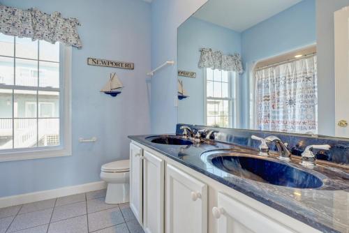 een blauwe badkamer met een wastafel en een toilet bij 110 N Permuda Wynd in North Topsail Beach