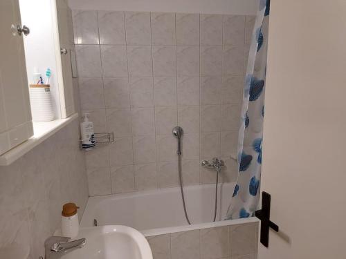 bagno con vasca, lavandino e doccia di Kallias House a Kremasti