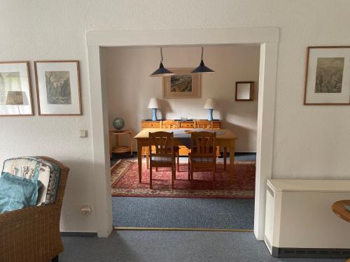 a kitchen and dining room with a table and chairs at Ferienwohnung im Blauen Haus in Bad Suderode