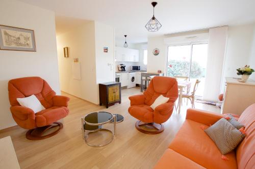 ein Wohnzimmer mit 2 Stühlen und einem Sofa in der Unterkunft * Capbreton * Hossegor * Golf * Parking * Famille in Capbreton
