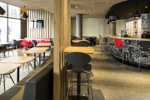 Un restaurante o sitio para comer en ibis Gent Centrum St. Baafs Kathedraal