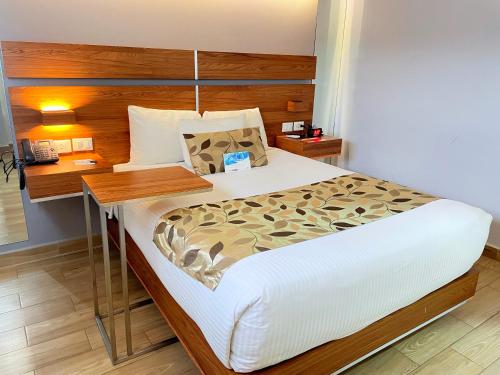 Postel nebo postele na pokoji v ubytování Sleep Inn Tijuana