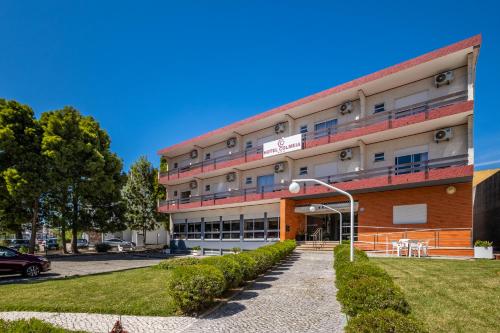 Hotel Colmeia في مونتي ريال: مبنى امامه انارة الشارع