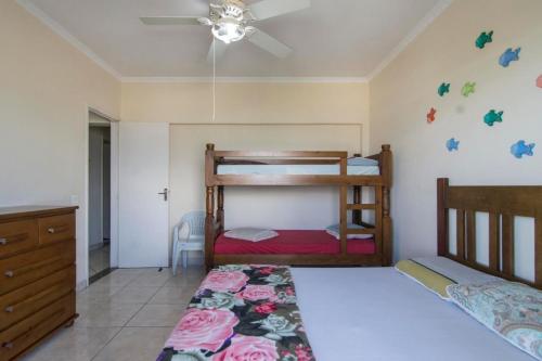 Krevet ili kreveti na kat u jedinici u objektu Apto Jóia 3 dormitórios - Frente para o mar - Praia Grande