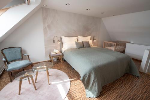Un pat sau paturi într-o cameră la Hermitage Sihlsee