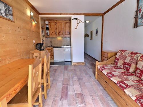 un salon avec un canapé et une table dans l'établissement Charmant 2 pièces skis aux pieds avec balcon, idéalement situé aux Allues - FR-1-182-48, à Méribel