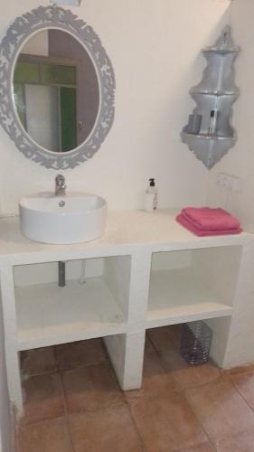 y baño con lavabo blanco y espejo. en Casa rural El refugi platja d'aro, en Romanyà de la Selva