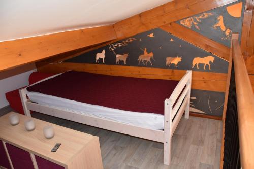 Ce lit superposé se trouve dans un dortoir doté d'un lit. dans l'établissement Gîte PMR Evasion Camarguaise, à Beauvoisin