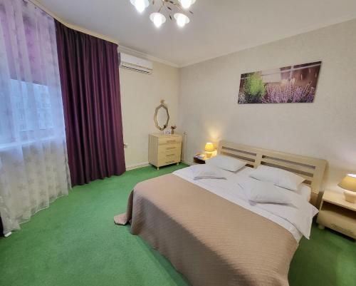 ein Schlafzimmer mit einem großen Bett und einem Fenster in der Unterkunft Kiev Apartment in Kiew