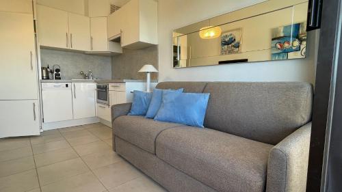 un salon avec un canapé et une cuisine dans l'établissement Gigaro View Sylvabelle, à La Croix-Valmer
