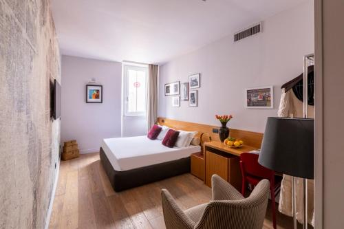 a hotel room with a bed and a tv at DownTown Boutique House in Rome