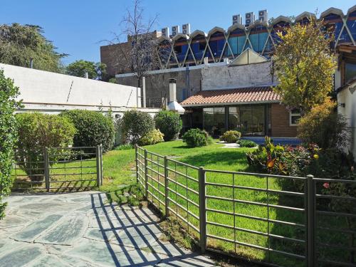 una casa con una valla delante de un patio en La Casa Jazmin en Mendoza