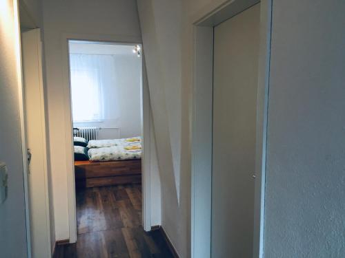Katil atau katil-katil dalam bilik di Ferienhaus am Fluss mit traumhafter Dachterrasse ,Garten und Grill
