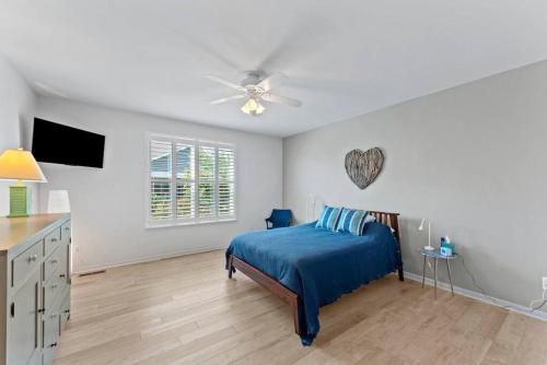 a bedroom with a bed and a ceiling fan at 3BR charmer in Bishops Landing in Millville