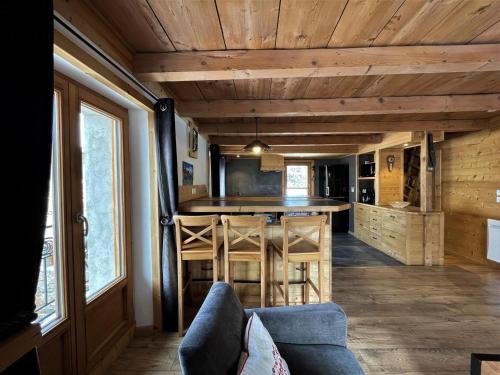 une cuisine et un salon dans une petite maison dans l'établissement Chalet rénové 3 chambres, charme, WiFi gratuit, proximité pistes - FR-1-452-128, à Saint-Martin-de-Belleville