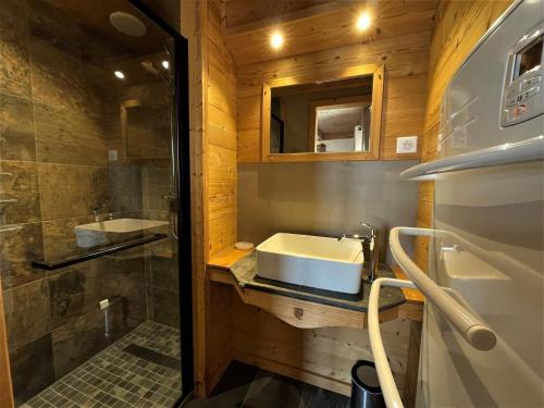 une salle de bain avec un lavabo et une douche dans l'établissement Chalet rénové 3 chambres, charme, WiFi gratuit, proximité pistes - FR-1-452-128, à Saint-Martin-de-Belleville