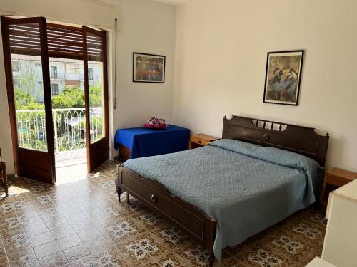 En eller flere senge i et værelse på Appartamento Policastro Bussentino