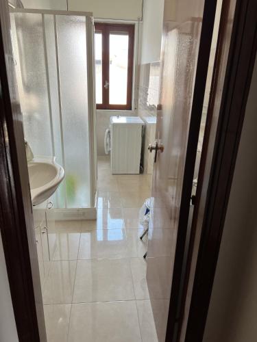 a bathroom with a sink and a toilet at Appartamento Policastro Bussentino in Policastro Bussentino