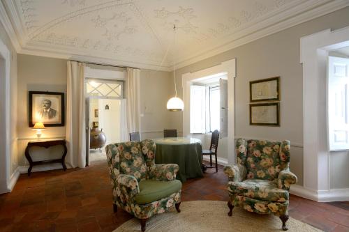 a living room with a table and two chairs at Casa Garcia in Amareleja