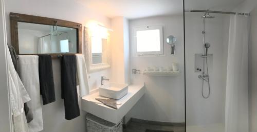 bagno bianco con lavandino e doccia di Romantic Casa Blanca a Costa Teguise