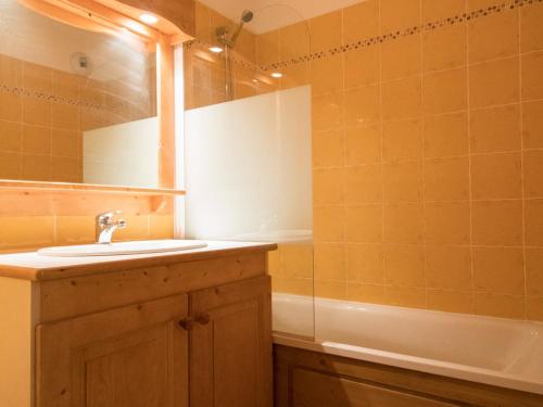 une salle de bain avec un lavabo et une baignoire dans l'établissement Appartement 6 personnes spacieux au pied des pistes, proximité télécabine, commerces et services - FR-1-508-26, à Lanslevillard