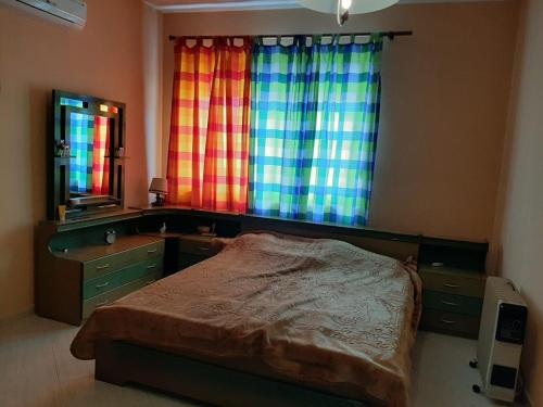 - une chambre avec un lit, un lavabo et un miroir dans l'établissement Guesthouse Lula, à Tepelenë