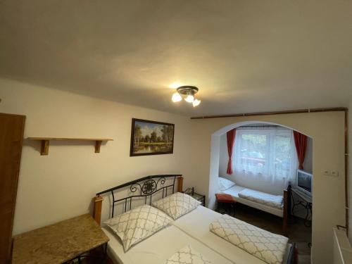 佩茲諾克的住宿－Chata Korenný vrch Pezinská Baba，一间小卧室,配有一张床和一把椅子