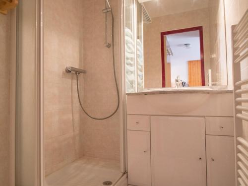 a bathroom with a shower and a sink at Appartement 7 pers à Val Cenis Lanslebourg, proche pistes avec balcon et garage - FR-1-508-98 in Lanslebourg-Mont-Cenis