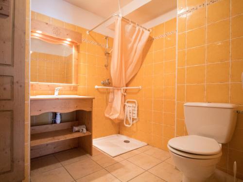 une salle de bain avec toilettes et lavabo dans l'établissement Appartement cosy 5 pers. au pied des pistes à Val Cenis, terrasse, parking, proche commerces - FR-1-508-159, à Lanslevillard