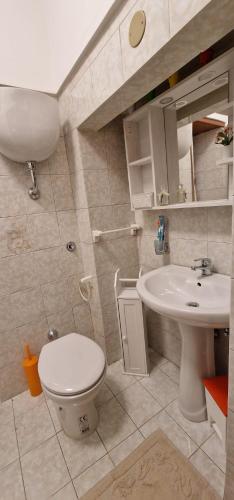 a bathroom with a toilet and a sink at Casa Lory in Pescina