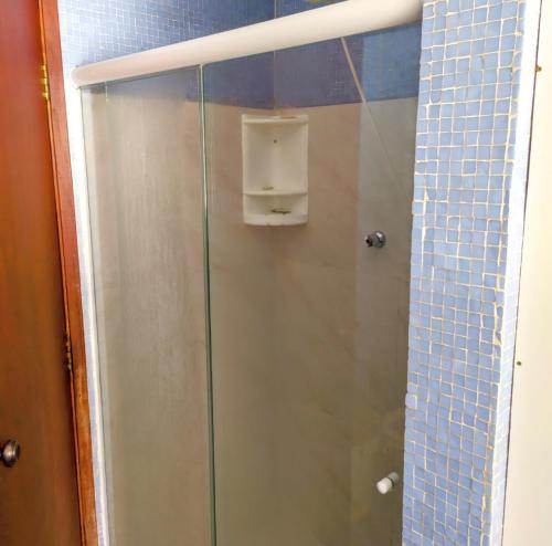 una doccia con porta in vetro in bagno di Casa Nova a San Paolo