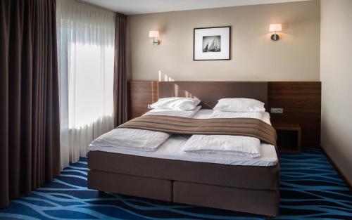 Tempat tidur dalam kamar di Hotel Porto