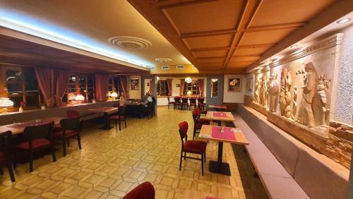 Un restaurante u otro lugar para comer en Hotel Willmeroth Windeck
