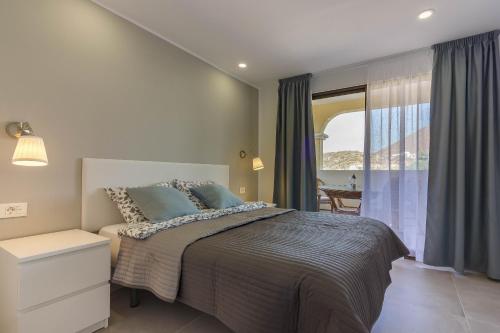 um quarto com uma cama e vista para o oceano em Luxury duplex in Los Cristianos , 6 pax em Los Cristianos