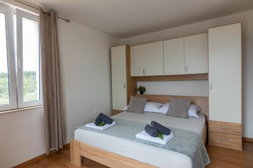 1 dormitorio con cama y ventana grande en Villa Supetra, en Supetar