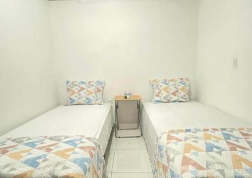 Un pat sau paturi într-o cameră la Residencial Lassonde Guest House
