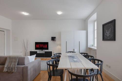 ein Wohnzimmer mit einem Tisch, Stühlen und einem Sofa in der Unterkunft Apartments Trieste Centro I 3 in Triest