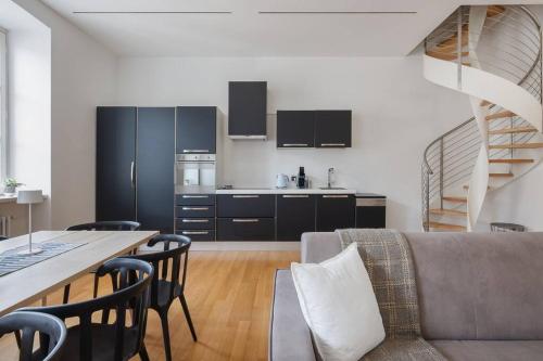 eine Küche und ein Wohnzimmer mit einem Sofa und einem Tisch in der Unterkunft Apartments Trieste Centro I 3 in Triest