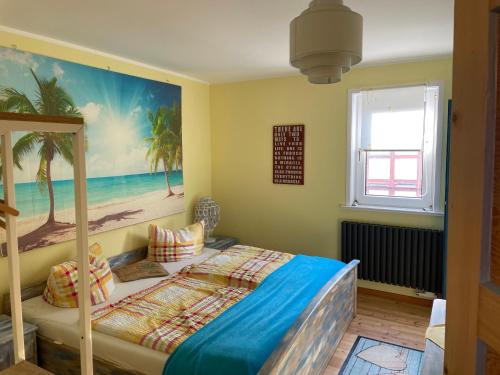 1 dormitorio con 1 cama y una pintura de playa en Hotel Schwarzer Adler, en Heilbad Heiligenstadt