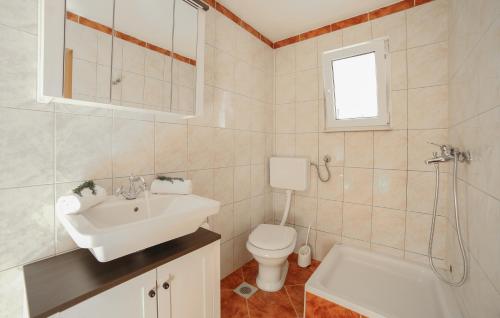 een badkamer met een wastafel, een toilet en een douche bij Villa Supetra in Supetar