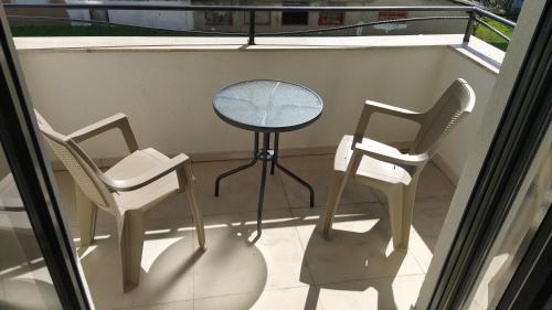 two chairs and a table on a balcony at Apartman Daniela in Arandjelovac