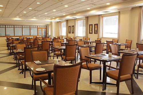 a dining room with tables and chairs in it at Hotel Diego de Almagro Iquique in Iquique