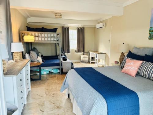 sypialnia z łóżkiem i biurkiem w obiekcie Beautiful Island Villa - Beach Access on Private 2 Acres w mieście Moss Town
