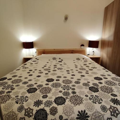 - une chambre avec un lit doté d'une couverture fleurie dans l'établissement T2 cosy Jean Jaurès et Gare Matabiau, à Toulouse