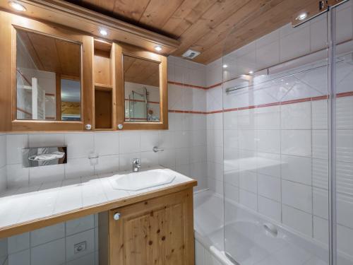 une salle de bain avec un lavabo et une douche dans l'établissement Appartement proche des pistes avec piscine, spa et parking couvert à Méribel Village - FR-1-566-50, à Les Allues
