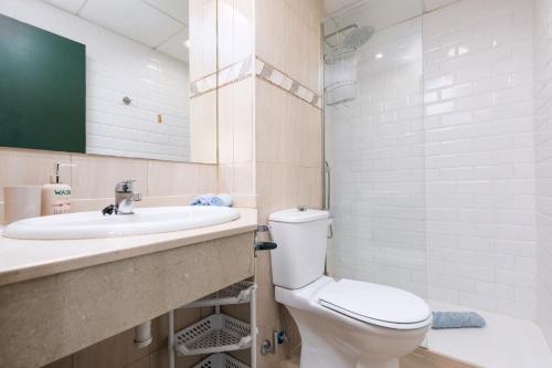 een badkamer met een toilet en een wastafel bij Blue Pearl in La Oliva