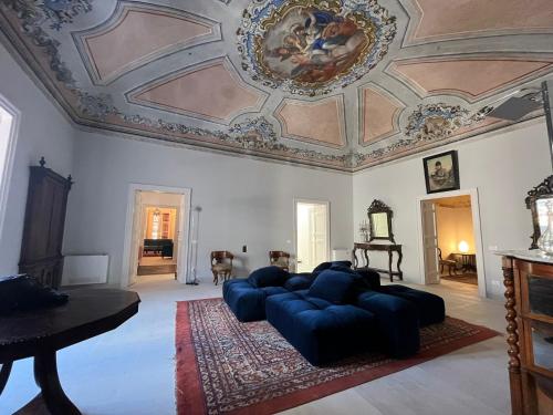 sala de estar con sofá y techo en Palazzo Triolo - Dimora di Charme, en Corleone