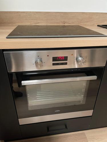 d'un four micro-ondes avec un réveil. dans l'établissement La Belle Mira vous attend !, à Metz