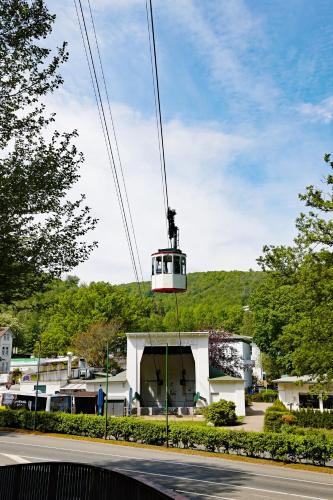 a cable car in the middle of a street at Neu! 9,8 Außergewöhnlich Boxspringbetten Kaffeevollautomat inkl Bettwäsche und Handtücher #MeeneFewo de in Bad Harzburg